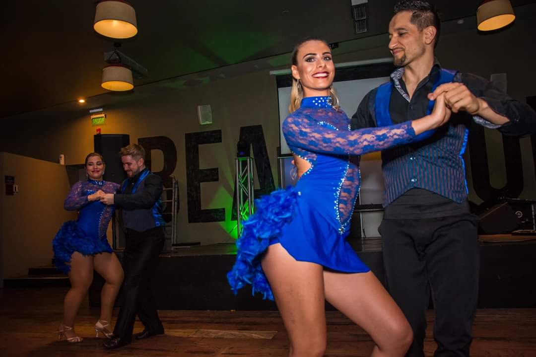 El profe Ivan Lafuente bailando salsa